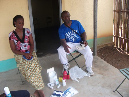 l'infirmière du centre de santé avec kélé richard